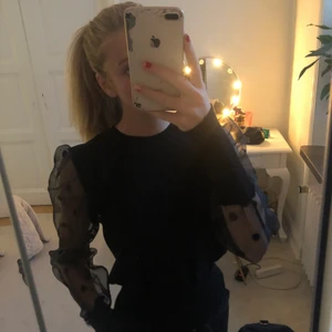 Blus  - Jätte fin svart blus med ballong armar, ganska varm. Har gått sönder i vänstra arm men går att sy!!🥰💓