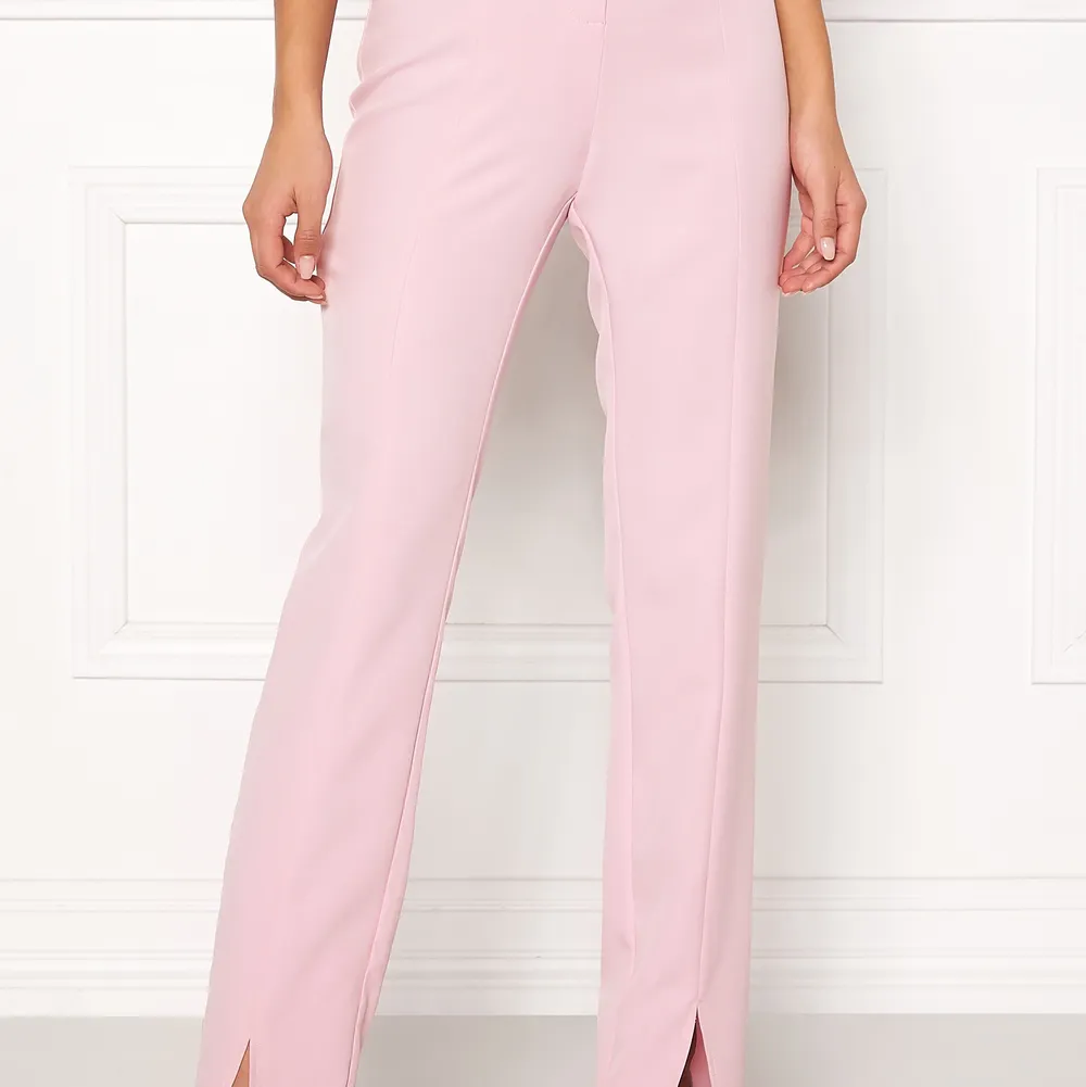 Säljer dessa rosa kostymbyxor med slits nertill från Carolina Gynnings kollektion med bubbleroom. Superfint skick! . Jeans & Byxor.