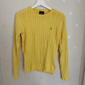 Gant kabelstickad  - En gul kabelstickad tröja från gant i bra skick, säljer pga att inte används längre.💛