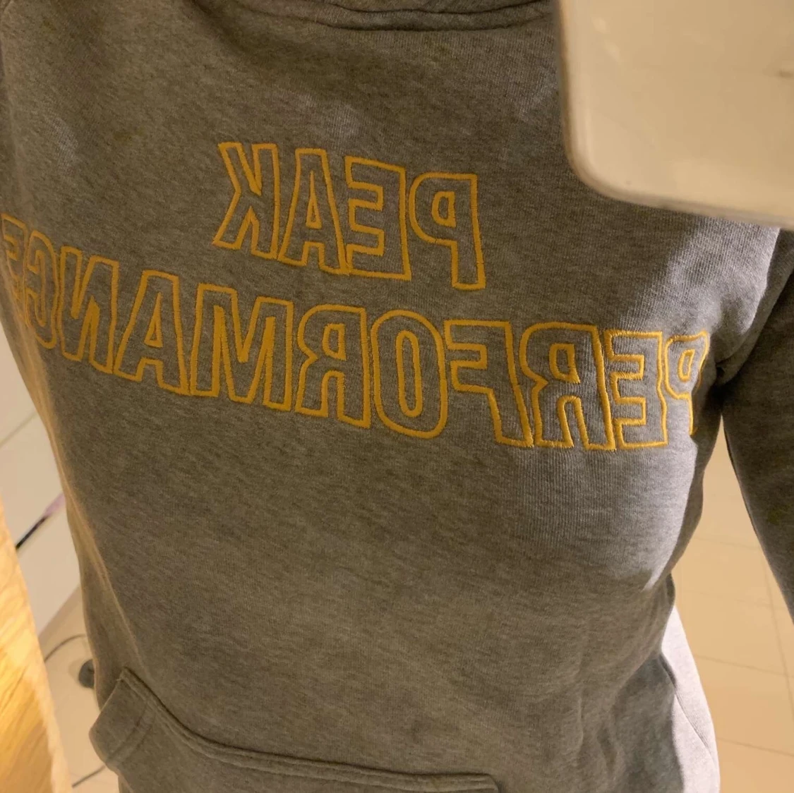 Grå Peak Performance Hoodie Med Gul Text - 90
