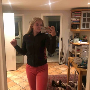  - Kofta ifrån Adidas (äkta). Smörerna för luvan är tyvärr borta men inget som behövs eller märks, mycket sparsamt använd! Frakt tillkommer 🚚 🌺