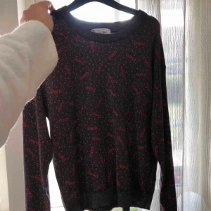 Snygg tröja från other stories  - Säljer en sjukt snygg tröja från other stories. Mycket fint skick.