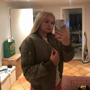  - Bomberjacka i en större modell från Bikbok som är aldrig använd. Inte min stil därav har den bara hängt i garderoben. Frakt tillkommer 🚚🌺