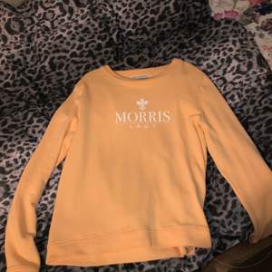 Persiko färgad Morris sweatshirt i nyskick. Endast använd vid prövning, men säljer på grund av att den inte kommit till användning. Normal till storlek.