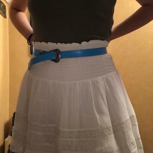 Vit kjol Åhléns strl M/L - Vit söt kjol strl medium eller large, midjan är elastisk. Använd en gång, i nyskick. Två lager tyg broderat🖤 (frakt ingår ej)