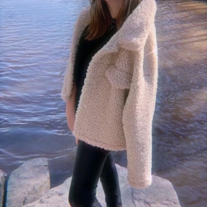 Skön teddy jacka - Säljer denna sköna jacka från Gina! 