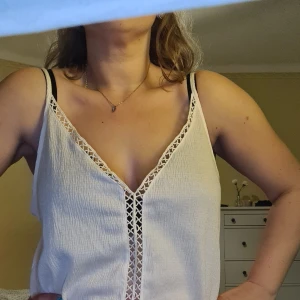 Linne oanvänt.  - Storlek L ifrån HM.. Katt finns i hemmet 