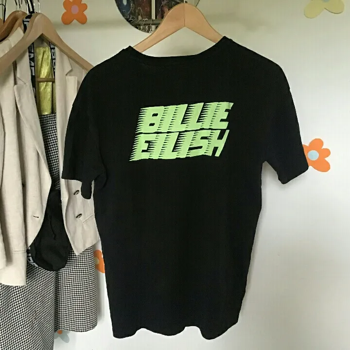 Billie Eilish merch i nyskick! Använd ett fåtal gånger, men inget man kan se. Det är storlek xs, men själv är jag M och den passar perfekt oversized på mig. Frakt ingår!♡. T-shirts.