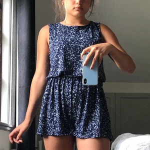 Blå byxdress - Byxdress från Mango, aldrig använd, stretchigt fint material