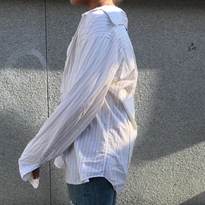 Randig skjorta - Säljer denna randiga skjorta för 50kr + frakt 💕✨ (skriv för fler bilder) 