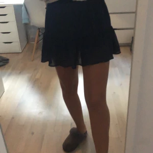 Blå kjol med volang - Snygg kjol