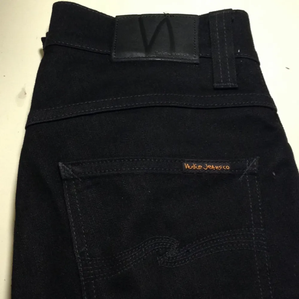 Sparsamt använda jeans från Nudie. 

Modell: Grim Tim 
Färg: Svart 
. Jeans & Byxor.