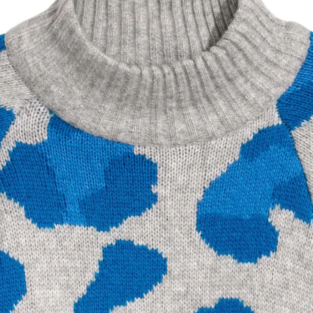 Säljer denna snygga stickade tröja med blått leopardmönster från H&M. Slutsålt på hem sidan. Säljer den då jag inte använder den så mycket 💙. Tröjor & Koftor.
