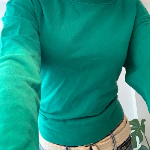 Snygg grön tröja - Fin basic tröja som på bilden är åtdragen men egentligen är lika pösig och samma storlek som Levis tröjan, jag skulle säga storlek M fastän den är xs 💕