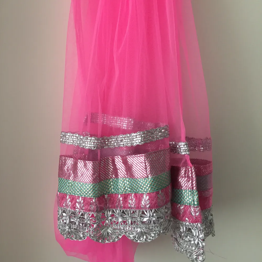 Rosa afghansk klänning, använt ett par gånger, jättefin, har små diamanter på sig, säljer med frakt har en rosa sjal o byxor  . Klänningar.
