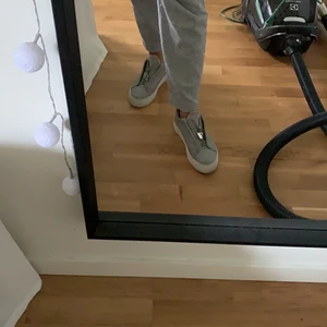 Arigato skor  - Säljer ett par Axel arigato skor som köptes här på Plick så dem var förstora! Köptes här för 400 säljer dem för 300✌🏽