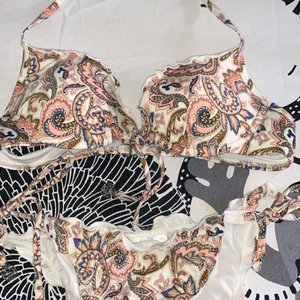Bikini - Bikini med paisley mönster. Storlek 38 på både delarna.   Från hm