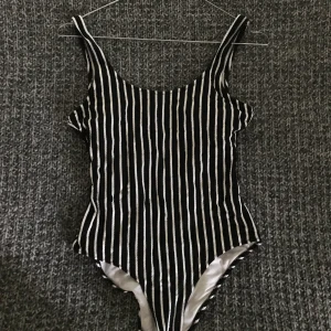 Baddräkt - Randig baddräkt med halvt öppen rygg