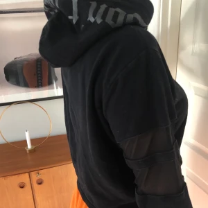 Croppad hoddie - frakt tillkommer