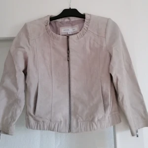 Mocka jacka  - Nästan nytt ljusgrå mocka jacka, använde bara några gånger strl. 38,pris 200kr + frakt