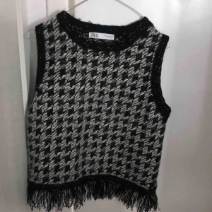  - Super snygg väst från Zara, använd fåtal gånger💕du står för ev frakt☺️