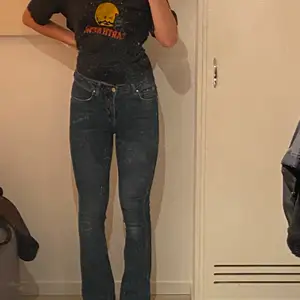 Jätte fina jeans från Gina! Lite sliten på ena bakfickan som visas på bild tre. Kan fraktas