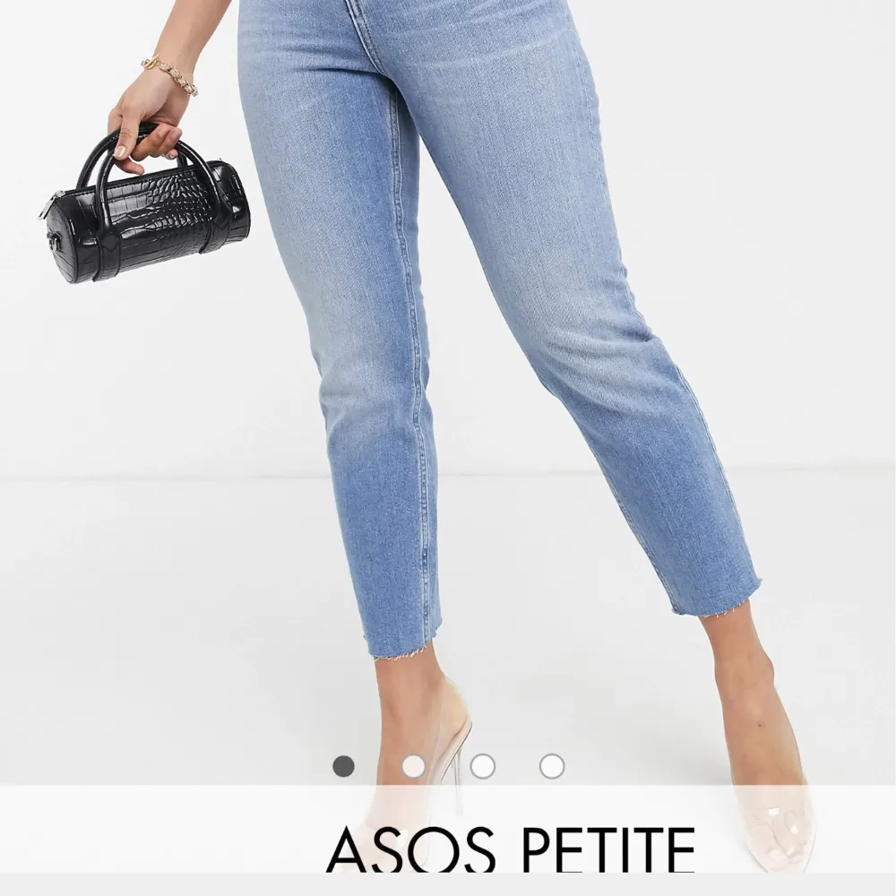 Slim mom jeans i storlek 24/28 , endast provade! Säljer pga för små. Köpte för 439 kronor . Jeans & Byxor.