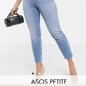 Slim mom jeans i storlek 24/28 , endast provade! Säljer pga för små. Köpte för 439 kronor 