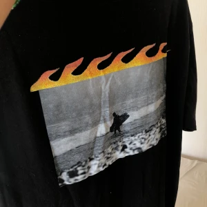 Weekday T-shirt - Supersnygg t-shirt med tryck från Weekday! Hör gärna av dig om du är intresserad! Budgivning om fler är intresserade! 