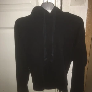 Svart Hoodie  - Hej hej!💕 säljer min svarta Na-kd Hoodie St:xs men passar Nog någon som har Xs,S Hör av er om ni är intresserade eller undrar något tveka inte Säljer för 50+frakt 