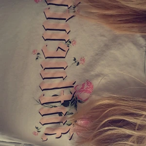 Tshirt - T-shirt från hm inte använd så mycket och jätte snygg med ett par jeans