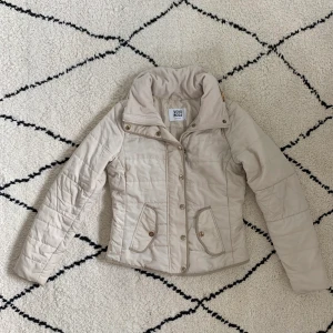 Jacka  - Beige jacka från Vero Moda. Är använd men ej trasig!