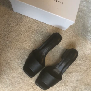 Slip in med klack - Svarta Slip in med låg klack. Aldrig använda. 