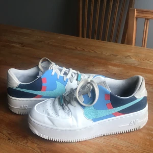 Air force 1 - Sparsamt använda air force 1 som köptes i vintras. Supersnygg modell med coola detaljer. Små slitmärken på skons insidan, samt lite smutsiga skosnören (kan tvättas innan försäljning). Kommentera för frågor🧡