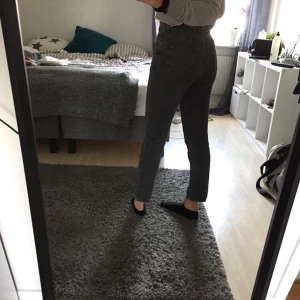 Svarta ”raka” jeans  - Bra och nya svartvättade jeans (köpta så) . Använda en gång. Köpta för 250kr.  Pris kan diskuteras. 