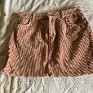 Rosa kjol - Säljer en rosa kjol från Gina trico. Strl 34. Super fin på alla sätt. Jätte bra skick. Du betalar frakten💕