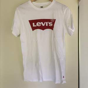 Säljer en oanvänd Levis tröja. Strl S. Super fin t-Shirt. Du betalar frakten💕