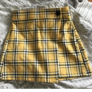 Gulrutig kjol XS - Säljer denna kjol från Bershka i strl XS! Den är lite kort på mig som är 165cm. Använd en gång, jättebra skick! 