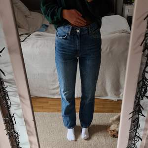 Blåa jeans från Gina Tricot i storlek 36. Dem är medium high waisted och är använda drygt 5 gånger. Köparen står för frakten.