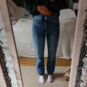 Blåa jeans från Gina Tricot. - Blåa jeans från Gina Tricot i storlek 36. Dem är medium high waisted och är använda drygt 5 gånger. Köparen står för frakten.