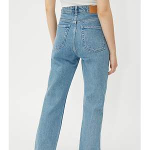 Weekday jeans i modellen Row, straight leg. Sparsamt använda. 