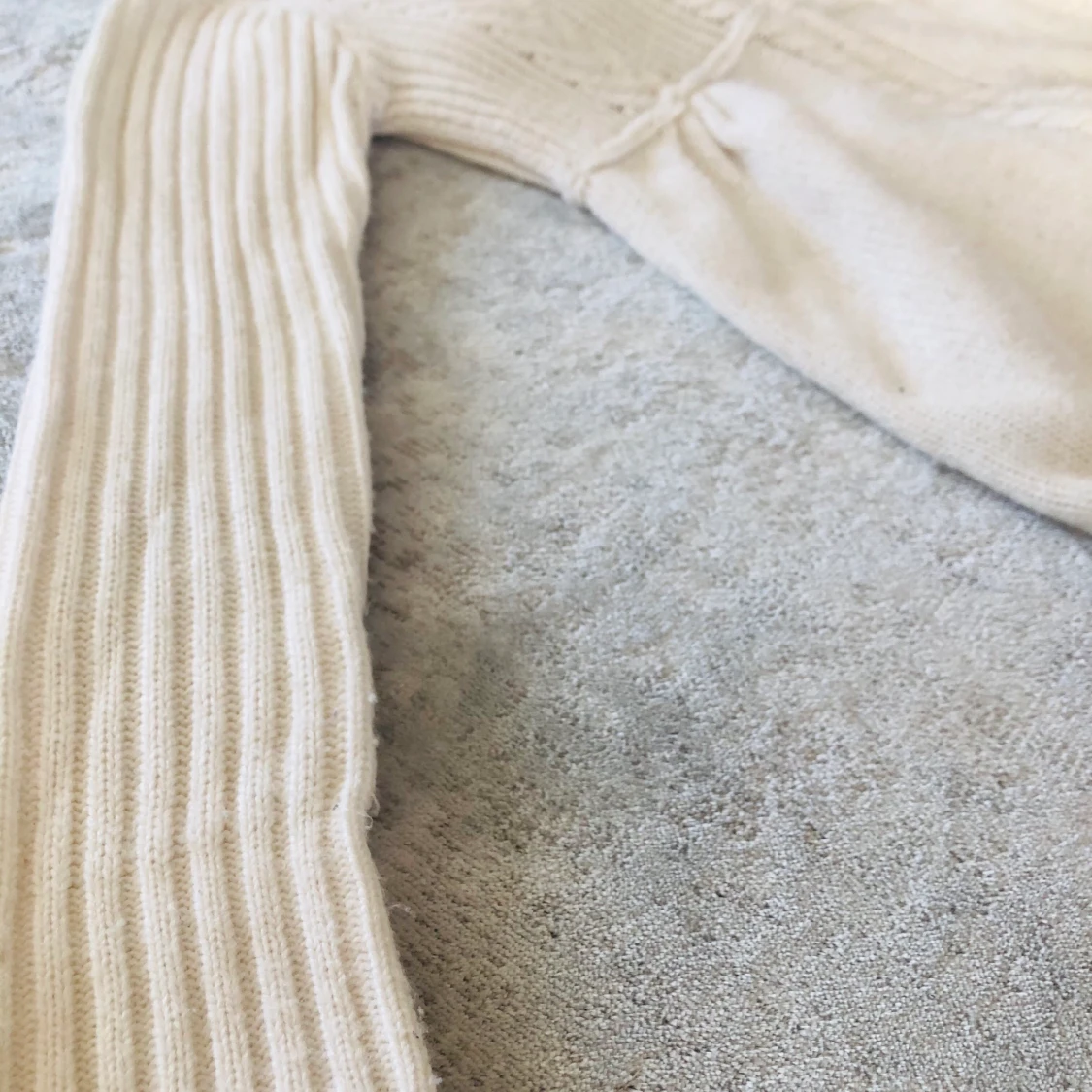 Gullig stickad luvtröja i strl XS - 91