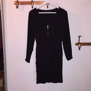  - Lite finare svart klänning från Zara. Resår i midjan, snygg passform. 