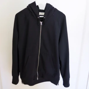  - Acne studios, Justin. 100% bomull. Nypris 1400kr Inköpt i höstas och knappt använd! Från herravdelningen. Helt i nyskick! Jag har haft den som oversize! Är 160 lång, den går nedanför rumpan på mig. Frakt 69kr