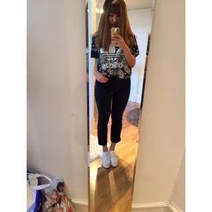  - Snygg paisley mönstrad adidas t shirt. Aldrig använd. Prislapp sitter kvar