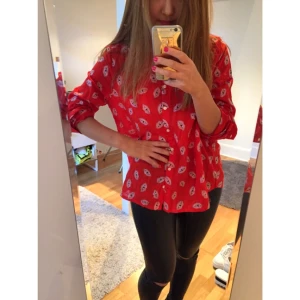  - Skjorta med pussmunnar. Fin passform. Använd 1 gång