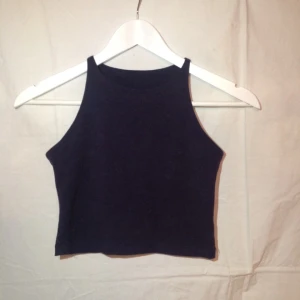 - Croptop från American Apparel i marinblå Säljer pga att den kom ej till användning. Nypris; 269 kr.