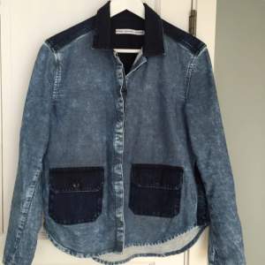 Denim jacket from &otherstories, really good condition except for a small stain in front, see detailed picture.
