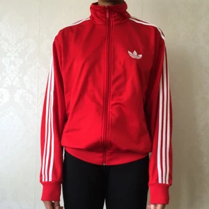  - Klassik Adidas track-top i toppskick! Har haft den hemma i ca 4år endast använda 4ggr. 