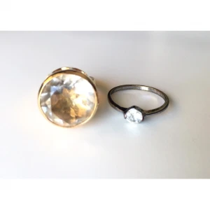  - 10kr/st eller 15kr för båda! Den guldiga är väldigt liten i storleken, den silvriga är S/M